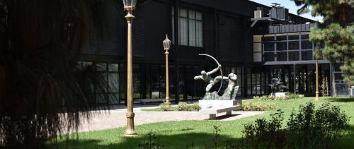 Paseo de esculturas jovenes